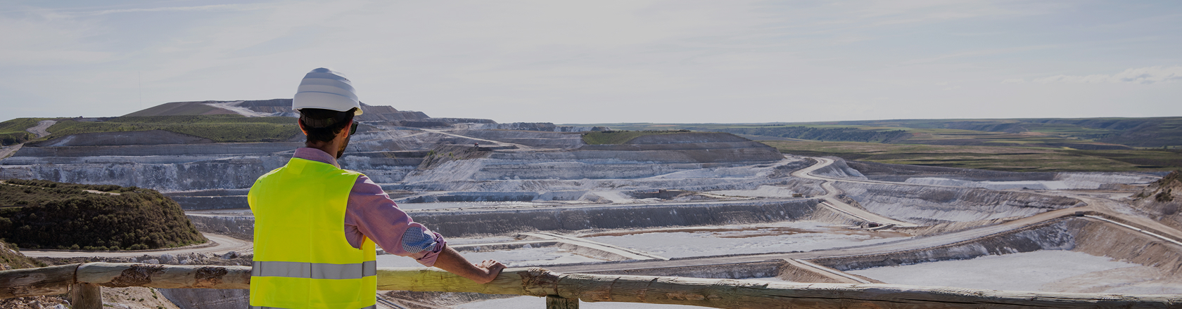 Um trabalhador da Crimidesa a falar ao telefone