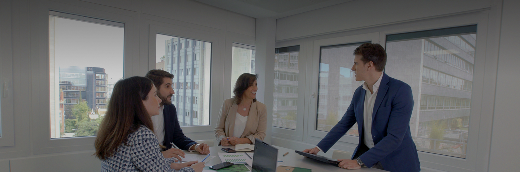 Un trabajador de Crimidesa hablando por teléfono